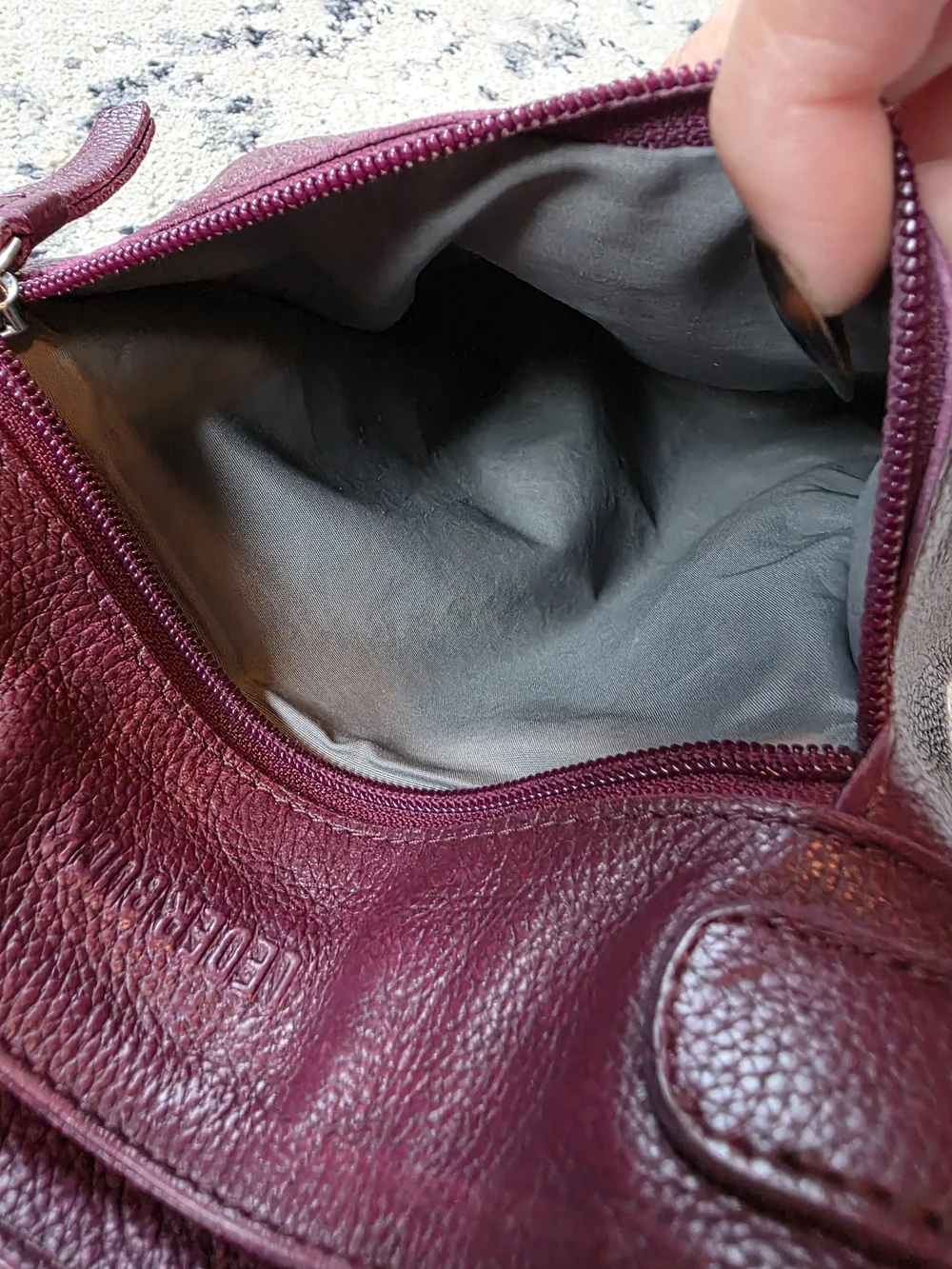 Leder Buck Women's Genuine Leather Crossbody Bag in Burgundy
